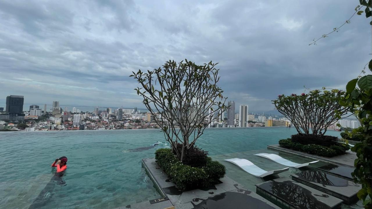 Beacon Executive #cozyfamilystay #rooftoppool #16 #10paxs George Town